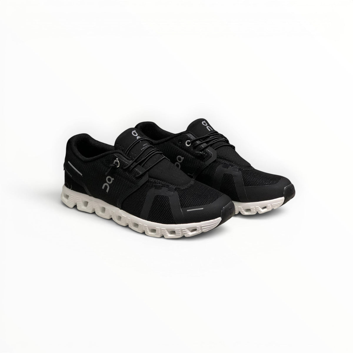 On Cloud 5 women's lifestyle shoe in Black/White, heel view