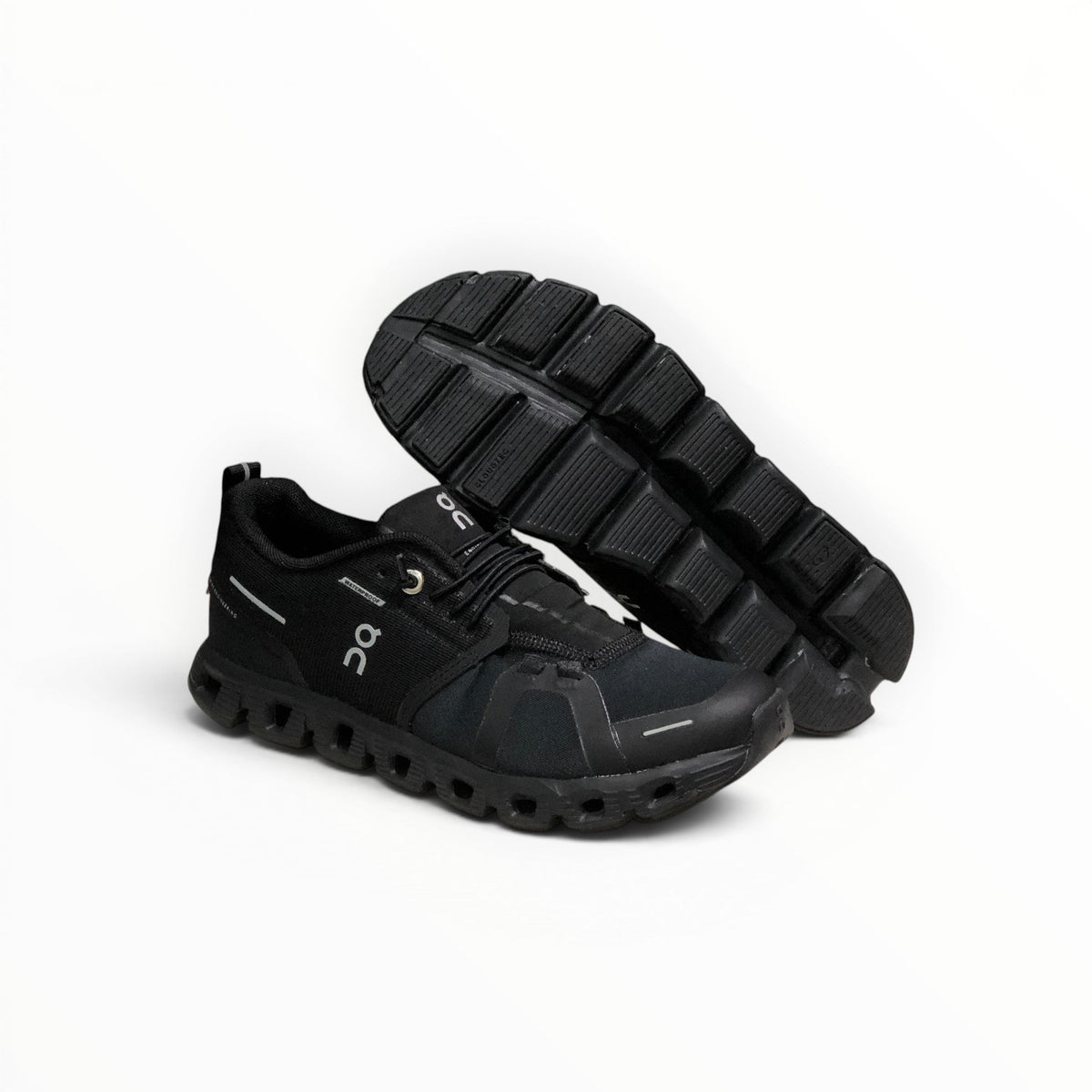 On Cloud 5 women's lifestyle shoe in Black, three-quarter view