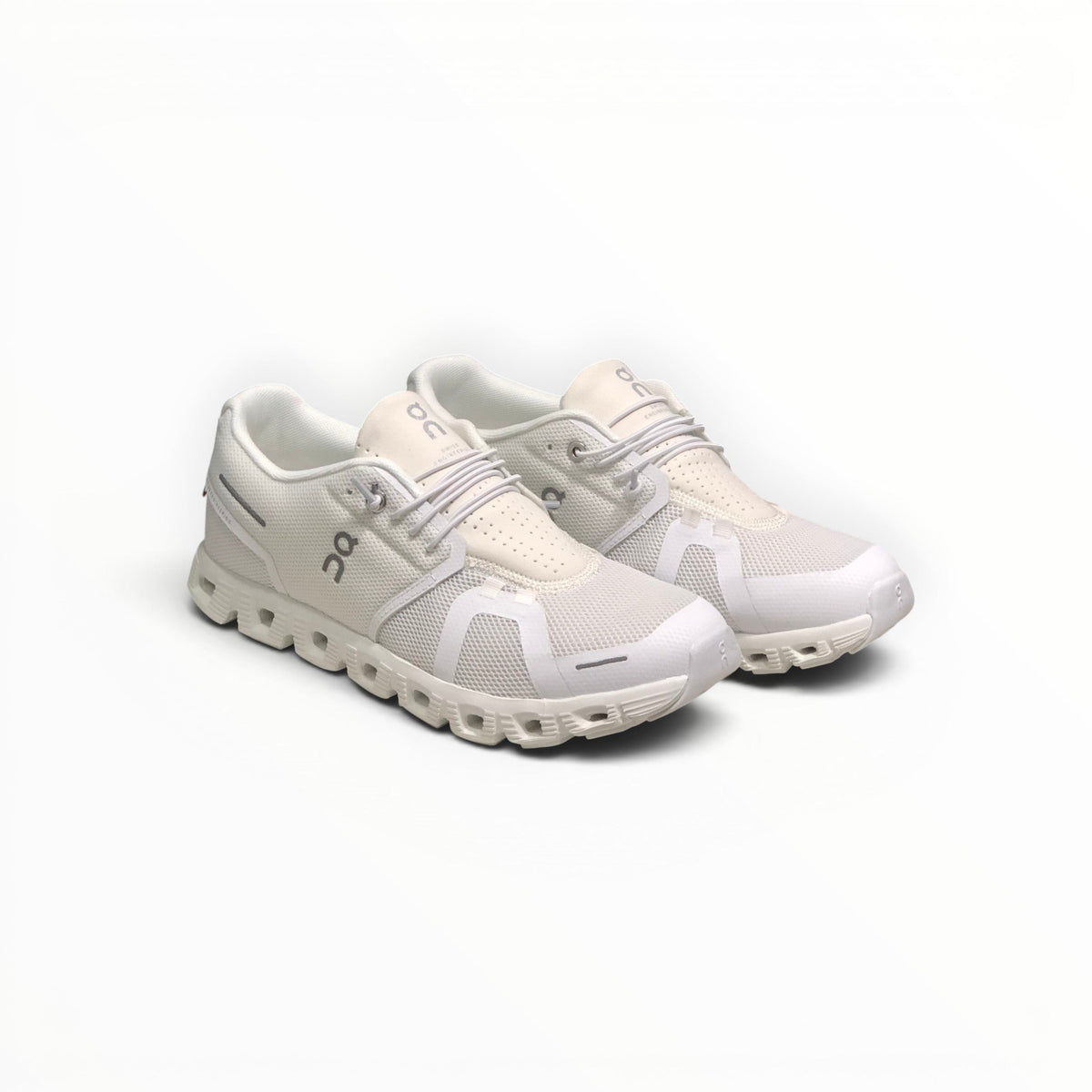 On Cloud 5 women's lifestyle shoe in White, top view