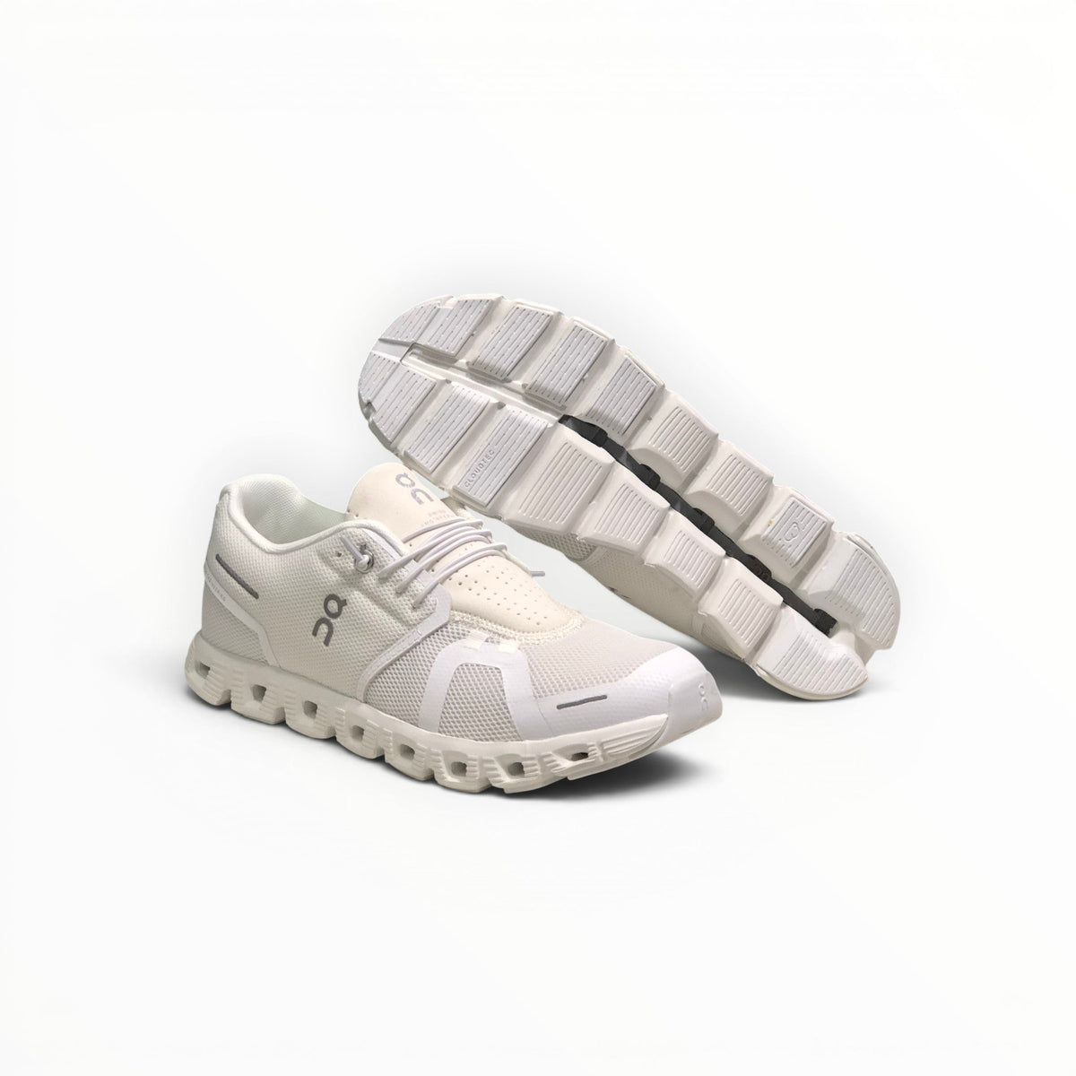 On Cloud 5 men's lifestyle shoe in White, top view