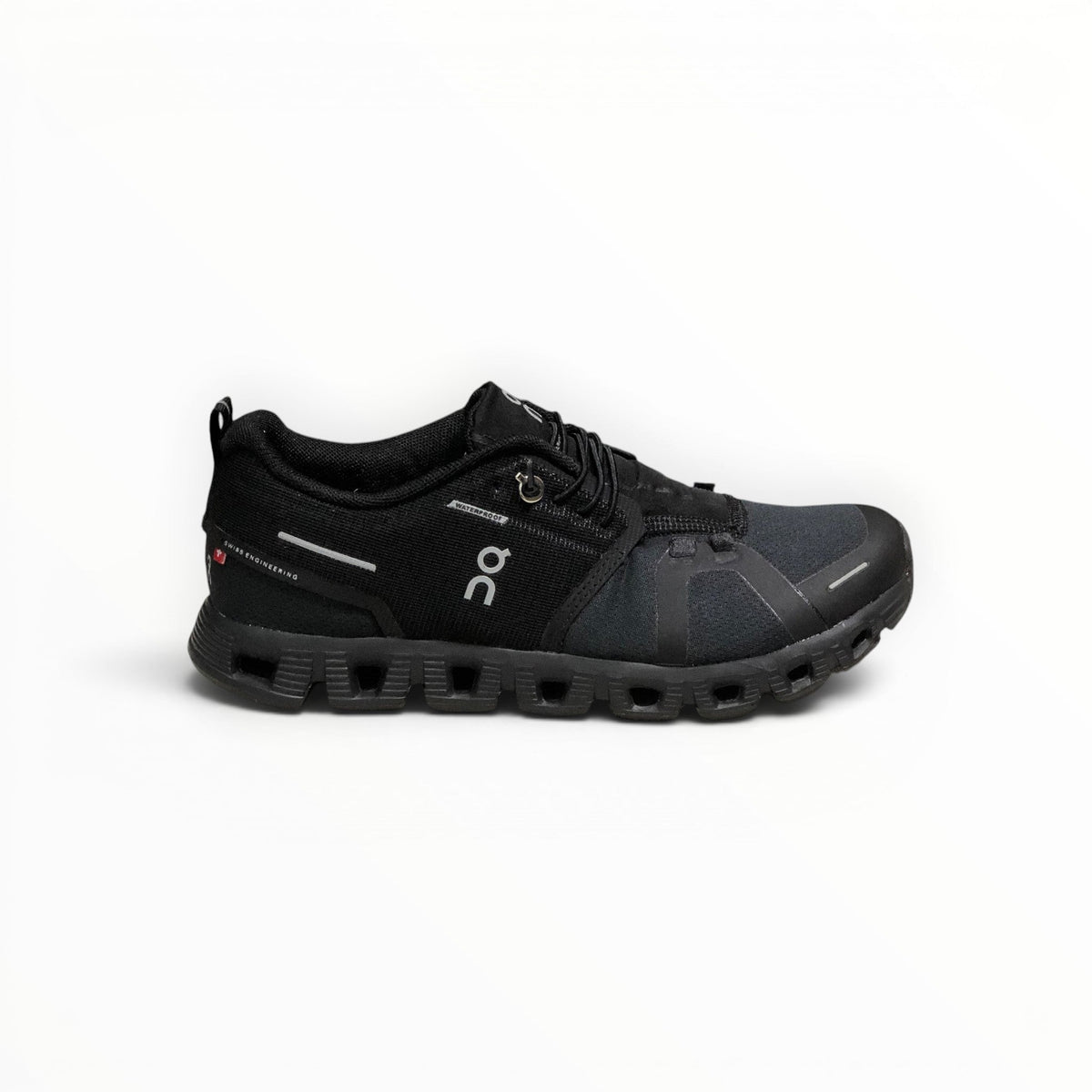 On Cloud 5 women's lifestyle shoe in Black, side profile
