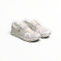 On Cloud 5 women's lifestyle shoe in White, top view